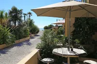 Waiheke Island - Onetangi Beachfront Apartments Hotels in Уаихеке
