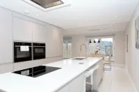 Stunning Central Windsor Town House with Parking Hotels in Old Windsor