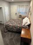 Fins and Feathers Lodge - Motels