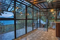 더 위스퍼링 오크스 나이니탈 호텔