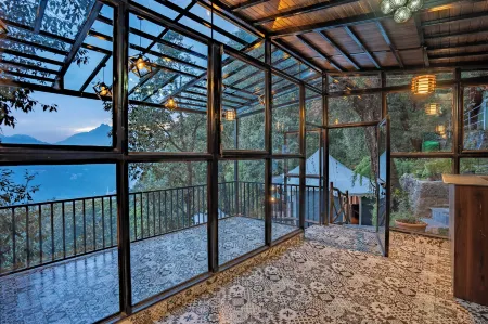 The Whispering Oaks Отели рядом с достопримечательностью «Найнитал көлү»