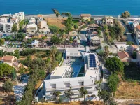 Phos Hotel Adults Only - parking
