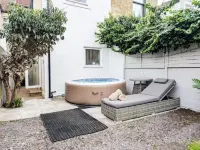 Central Home in Portsmouth- Hot Tub - Sleeps 10