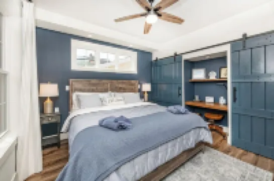 Luxury Lake House-4Bed-2Bath-NEW Renovation 2023-Walk to Beach, Dining, & More.