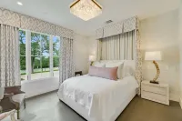 Sparkling Pool and Outdoor Kitchen - Luxurious Entertaining Haven Hotel a West Lake Hills