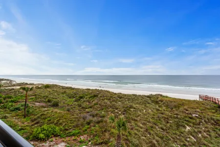 Ocean View and Comfortable Living Space - Beachy Retreat