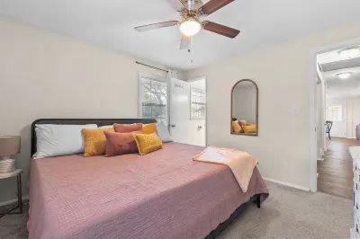4 bedroom, King Bed, 4 min to Fairgrounds, TVs in all Rooms
