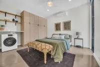 The Phoenix Sanctuary Guesthouse - Saltwater Pool & Dog Friendly 阿爾罕布拉住宿飯店