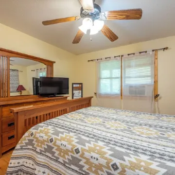 Hot Tub+River Views, Grill, Fireplace! Mtn Views, Private, 5 Min to Burnsville!