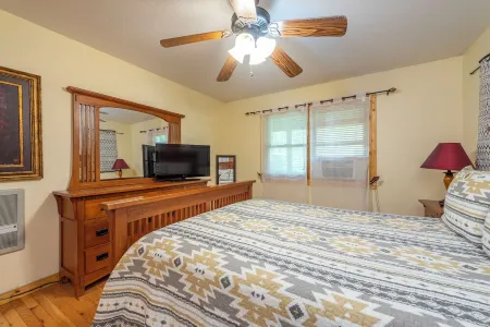 Hot Tub+River Views, Grill, Fireplace! Mtn Views, Private, 5 Min to Burnsville!