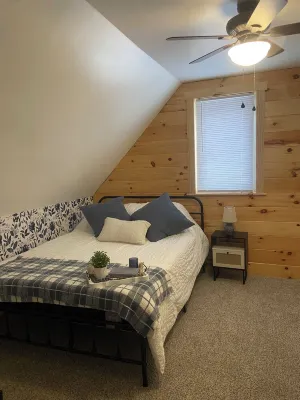 New 4-bedroom cabin in Cleveland with a Hot tub Hotels near Paradise Cove Campground