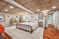 Quirky cabin retreat on 4 acres w spa, arcade rm, art&book loft -- near Hershey