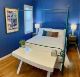 Vintage City Chic: The Artist's Haven. 5 Blocks from Lake Michigan! Hotels near Indian Boundary Park Cultural Center