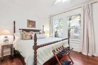 Beautifully restored cottage downtown Historic Brunswick close to golf + beaches