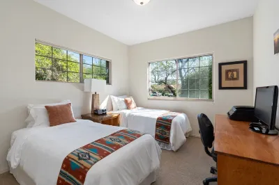 West Sedona - Private Balcony with Red Rock View Close to Trails, Shops, Dining!