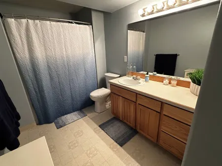 Private Hot Tub, Charming 1-bedroom apartment in delightful Vancouver with WiFi