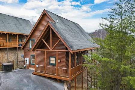 Annes Place by AvantStay Cozy Cabin with Hot Tub Games Near Dollywood Attractions