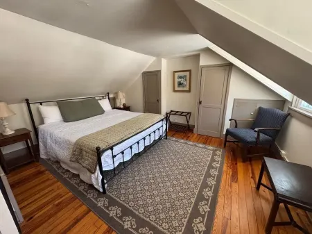 Charming 3-bedroom cottage with WiFi and AC in Hot Springs