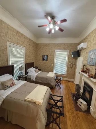 Historic Roberts Home "Night in the Museum" Hotel