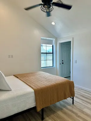 Charming 2-bedroom, 2-bathroom cottage with WiFi, AC in peaceful Pima Hotel in zona University of Arizona