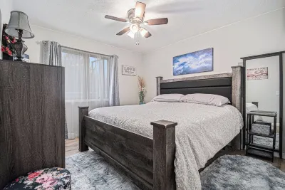 Charming 2-bedroom bungalow in lovely West Council Bluffs with WiFi, AC Kanesville Tabernacle附近的飯店
