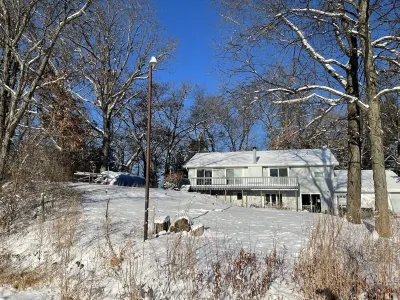 Lake House with Hot Tub - Birding Paradise Отели рядом с достопримечательностью «Уайтуотер Спринг Уотер»