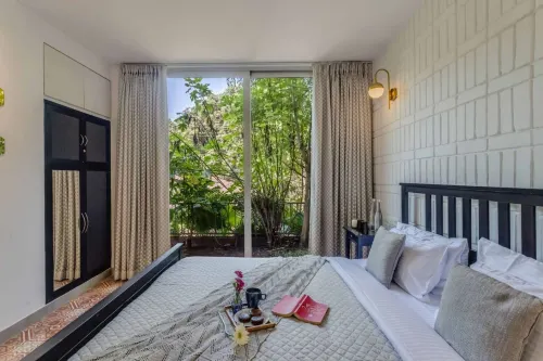 Stylish 2BR w Pool Near Candolim and Coco Beach Hotels in Reis Magos