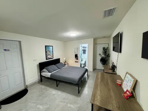 Cozy Studio Apartment in WPB, very close to the airport Hotels in Royal Palm Estates