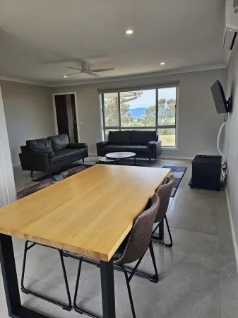 Quiet house with great views and a 5 min drive to town