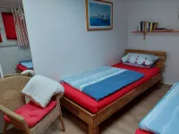 Apartment 6 with terrace on the south beach / with dog possible Alter Leuchtturm周辺のホテル