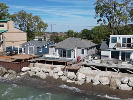 Beautiful sunsets await you at The Beach House Отели в г. Лимингтон