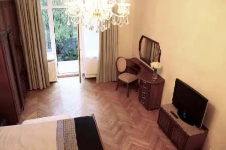 Apartment in old Austrian building located in historical centre. Nicw Отели рядом с достопримечательностью «Арсенал»
