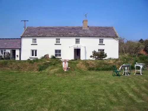 Breathtaking cliff top farmhouse with deserted beach