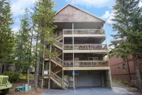 Mt Hood Lodge: Perfect for Large Groups: Sleeps 44 Maximum-Two Deluxe Hot Tubs Hotels near Trillium Lake
