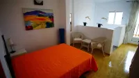Spacious terraced house for up to six people with communal pool Hotels near Paddy's Point