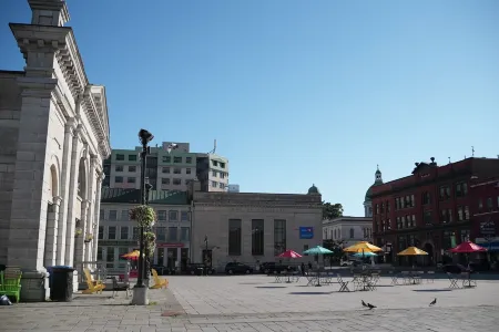 Unique, heritage building in the heart of Kingston! Right on Market Square! Отели рядом с достопримечательностью «Университет Квин»