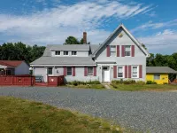 5BR 3 Bath-The Maine House@Twin Hills Cottages Hotels in Ellsworth