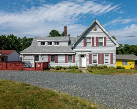 5BR 3 Bath-The Maine House@Twin Hills Cottages Hotels in Ellsworth