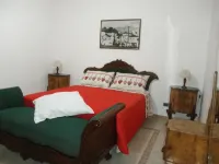 holiday home a few km from the Sorrento peninsula with garden and parking space