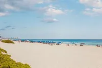Oceanfront 2Br Villa for 6 -  3 Bathrooms - Walk to la Isla & Beach - Villas