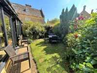 Cloisters Cottage in Bourton-on-the-water With Off Road Park For Two Cars