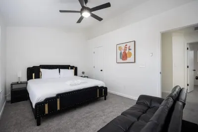 Hot Tub-Pet Friendly-King Bed-Fenced -table tennis Hotels near Westpointe Plaza Drive