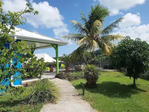 Villa F3 in the heart of the island, with swimming pool and Creole garden