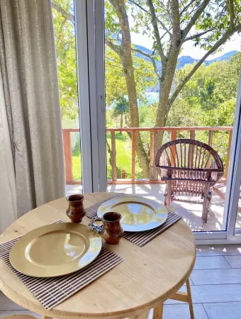 Beautiful Lakefront Treehouse