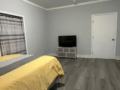 Cozy Condo/ Centrally Located Hotels near Wild Dimensions