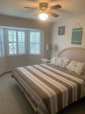 Charming River front house and only a short 2 block walk too the beach Hotels near Lake Shepherd