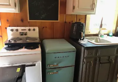 Cozy Cabin -1 Min to Lake, BBQ, Firepit & Fast Wi-Fi