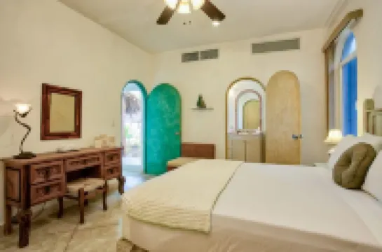 Villa Sarita, 6 Beachfront Villa with Private Pool in Gated Resort!