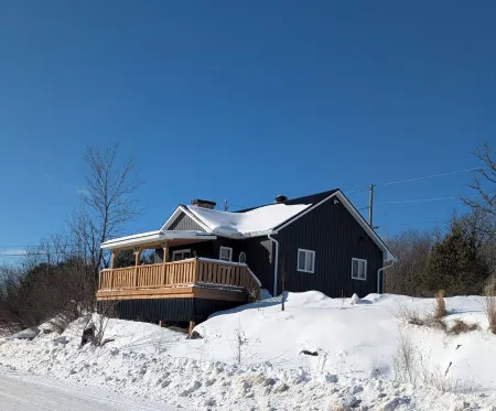 Beautiful, new cottage with stunning views. Prime location in Port Loring