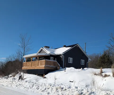 Beautiful, new cottage with stunning views. Prime location in Port Loring